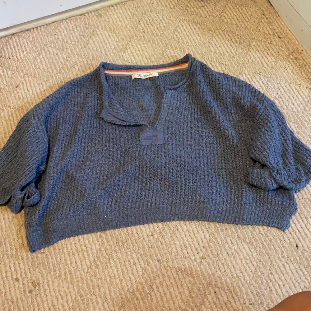 Women’s boutique blue 3/4 sleeve cropped pullover!
